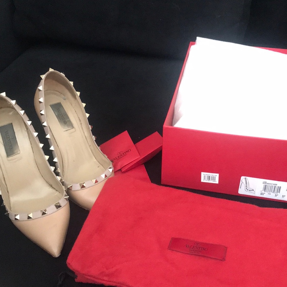 Valentino Garavani Nude Rockstud Patent Leather Pumps - Picture 8 of 8